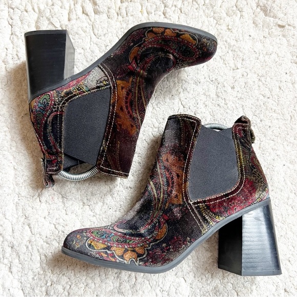 BP: Multicolored Jewel Paisley Velvet Velore Almond Toed Block Heel Boots Sz 9M - Picture 1 of 10